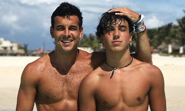 El particular baile de Mario Casas y su hermano | Virales
