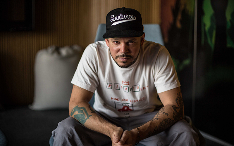 Residente reúne 113 besos en su nuevo tema "Antes que el mundo se acabe" | Música