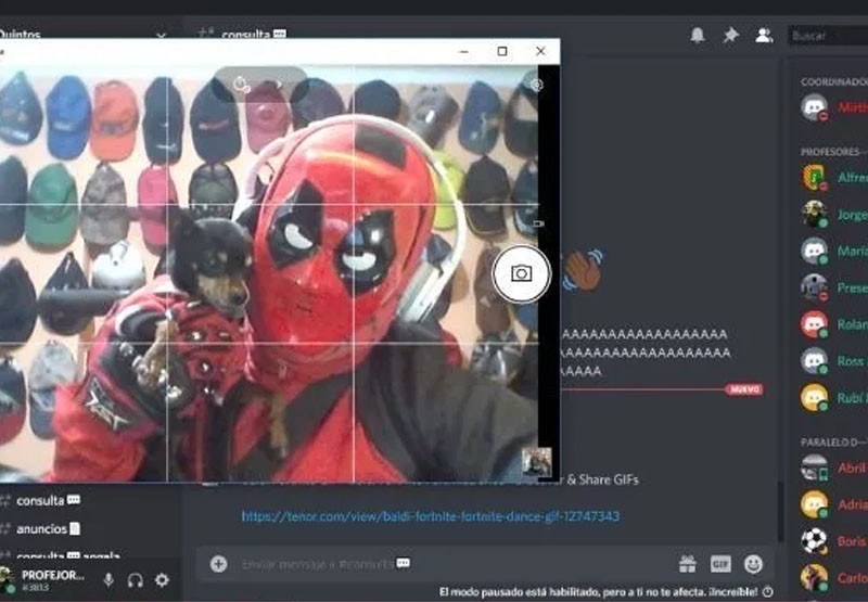 Un profesor se disfraza de superhéroe para dar clases virtuales | Virales
