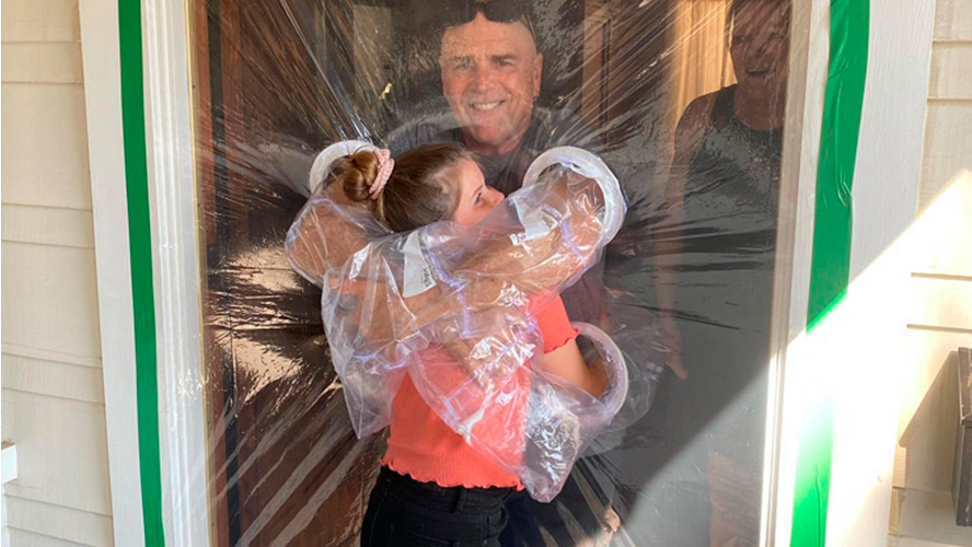 Una niña ideó un sistema para abrazar a sus abuelos | Virales