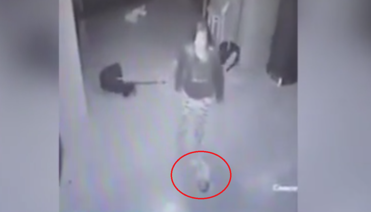 Una mujer enloquece y tira a su bebé de 2 meses al piso | Virales