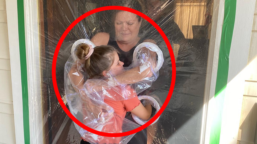 Una niña diseña una cortina especial para poder abrazar a sus abuelos en plena pandemia del COVID-19 | Virales