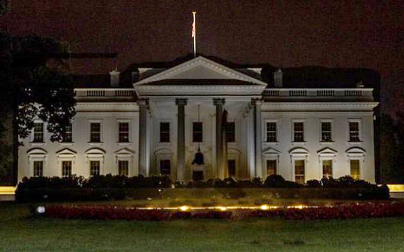 La histórica foto de la Casa Blanca con las luces apagadas | Sociedad