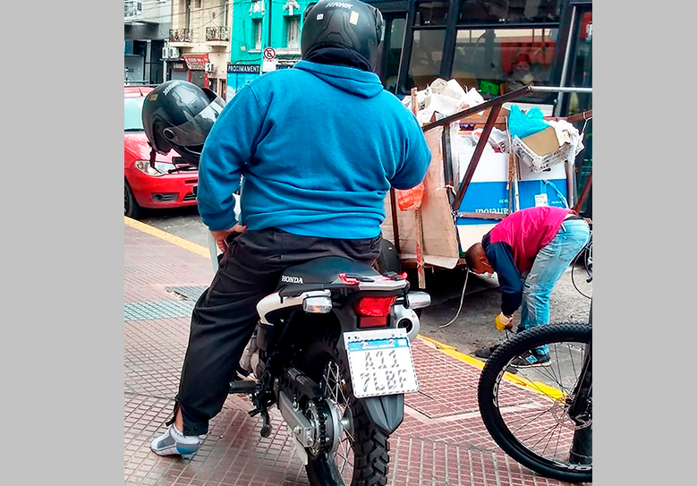 El gesto solidario que conmovió a todos: lo vio descalzo y le regaló sus zapatillas | Sociedad