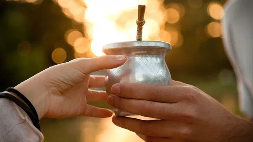 Compartieron un mate en un gimnasio y ahora toda la ciudad está en cuarentena | En Argentina