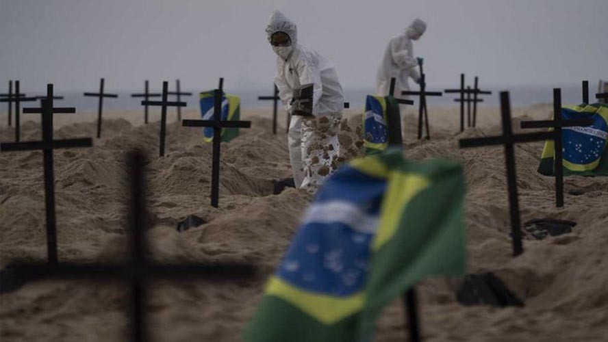 Coronavirus: cavan tumbas en la playa de Copacabana, en Río de Janeiro | En el mundo