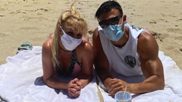 Furor por las fotos de Britney Spears y su novio en la playa | Influencers
