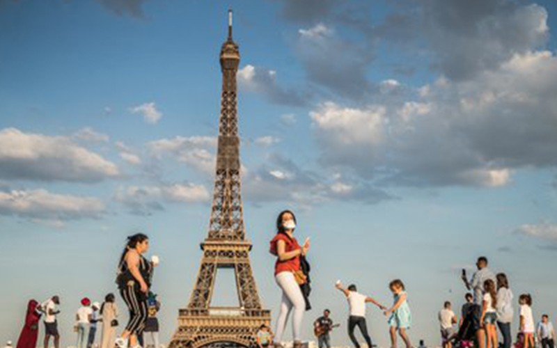 Llegan los primeros turistas a la Torre Eiffel | Sociedad