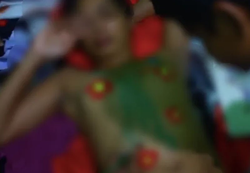 Detienen a una mujer por permitir a sus hijos pintar sobre su cuerpo semidesnudo | Sociedad