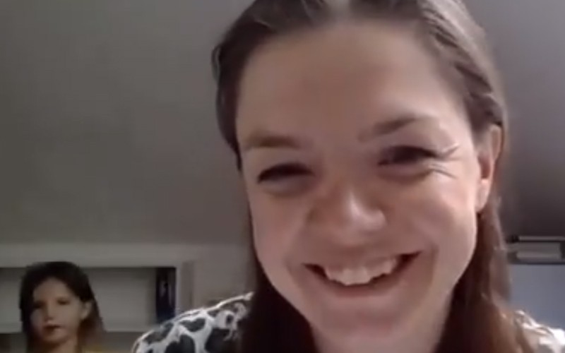 El video de una niña que interrumpe a su madre en una entrevista | Virales