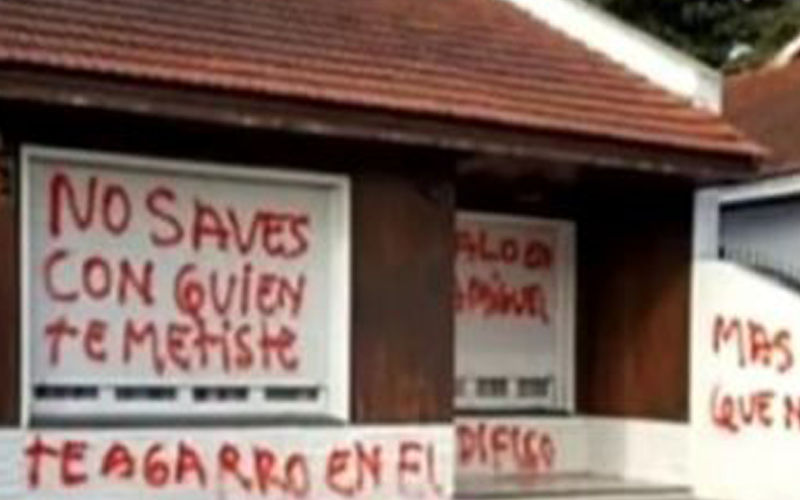 Les escracharon la casa por una supuesta infidelidad | Virales