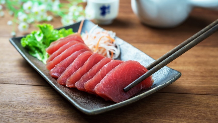 Una mujer comió sashimi y terminó con un gusano en la garganta | Salud