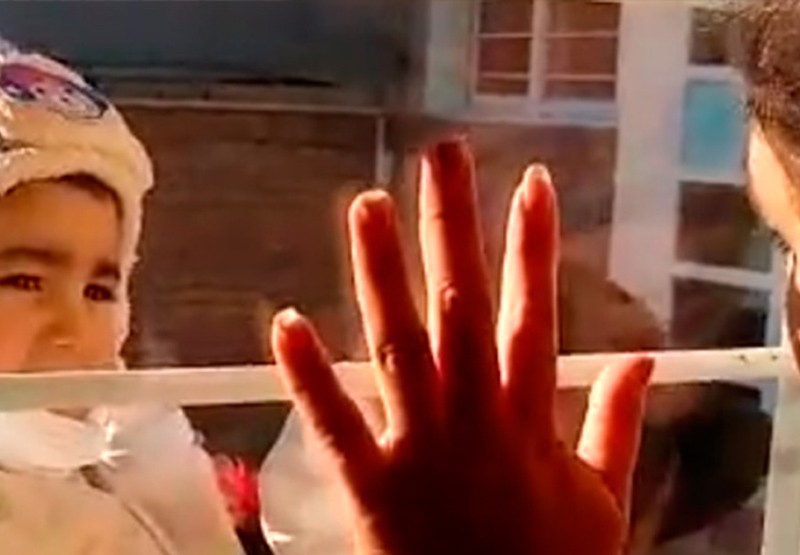 Conmovedor: Policía con coronavirus habla con su hijo a través de la ventana del hospital | Virales