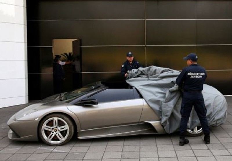 Insólito: con la ayuda del gobierno se compró un auto "espacial" y salió de fiesta | Sociedad