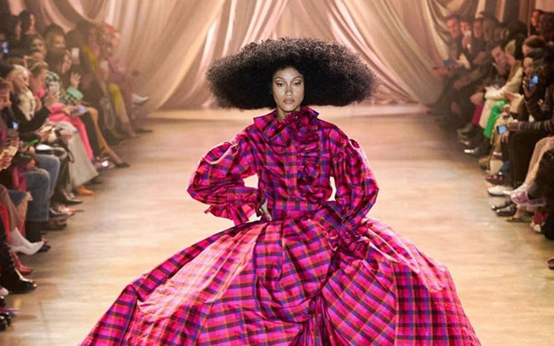 La moda se adapta a la distancia social: mirá estos increíbles looks que impiden el acercamiento | Espectáculos