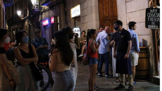 España: cierran los bares y prohíben fumar en la calle | En el mundo