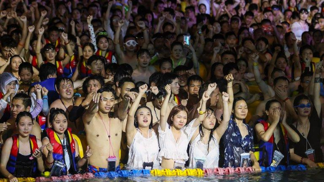 Coronavirus en Wuhan: miles de personas en una “pool party” | En el mundo