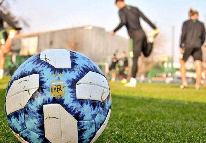 Tres casos de coronavirus golpean a un equipo grande del fútbol argentino | En Argentina