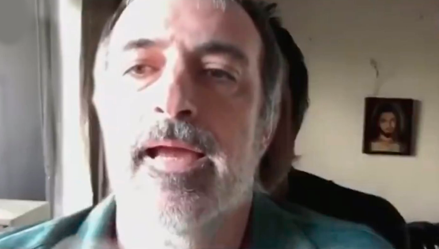 Un senador puso un fondo de su cara en Zoom para usar mientras no habla | Virales