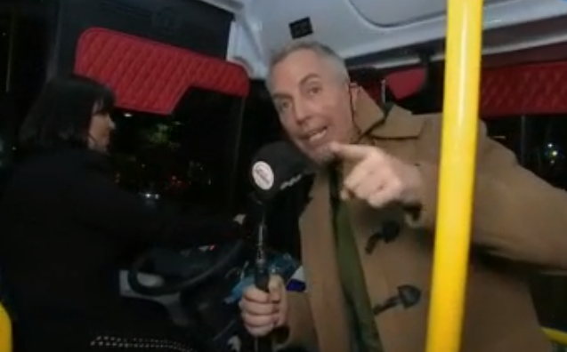 ¡La negra Vernaci festeja su cumple manejando un colectivo 60! | Exclusivos