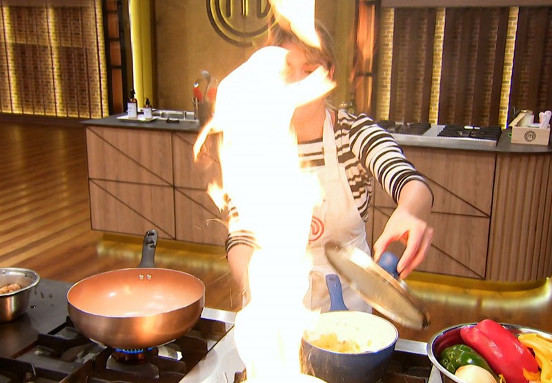 Sofía Pachano a milímetros de quemarse la cara | Exclusivos