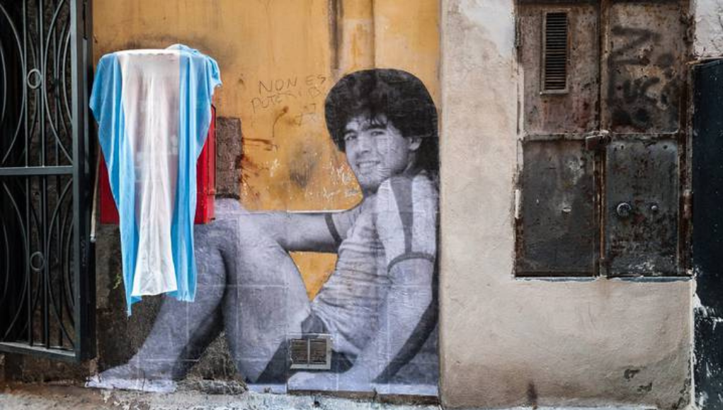 La ciudad que está repleta de murales y altares de Maradona | Sociedad