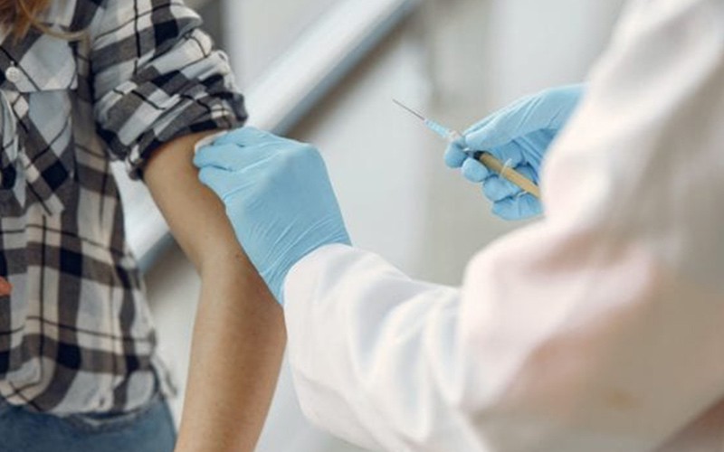 Recomiendan no aplicar la vacuna de Pfizer a quienes sufran alergias fuertes | En el mundo