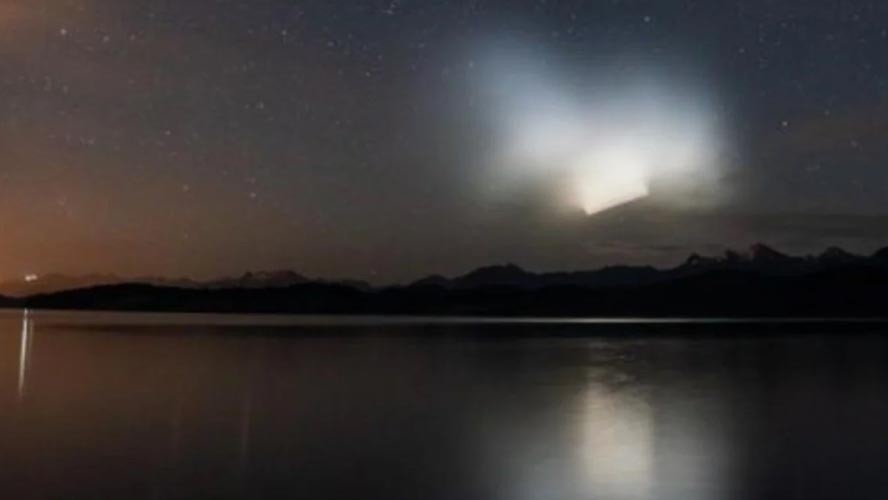 Una extraña luz blanca iluminó el cielo de Villa La Angostura | Sociedad