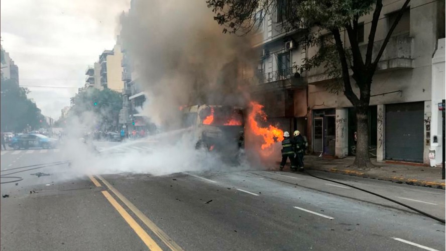Impactante explosión de un colectivo en CABA | Sociedad