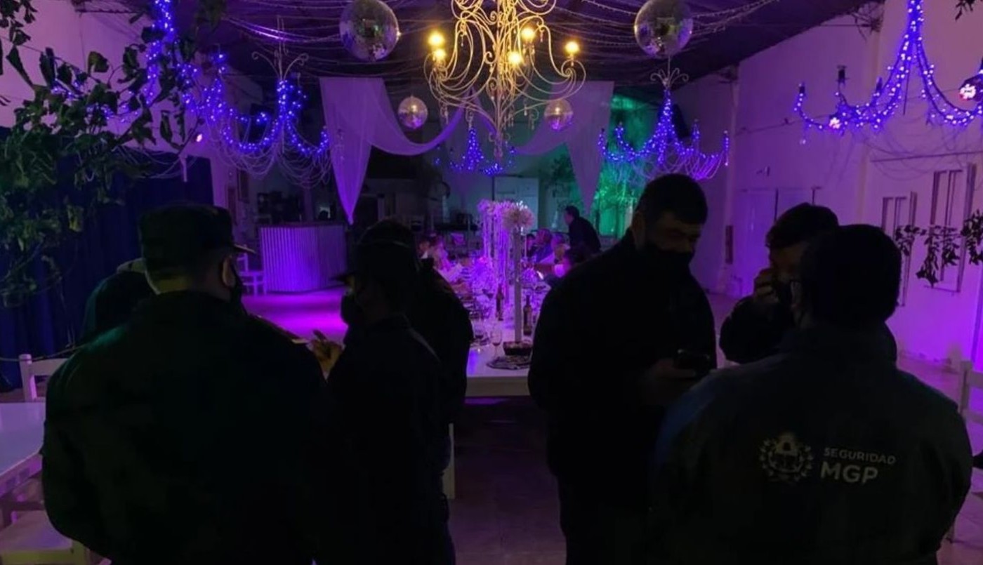 Fiesta swinger clandestina: confundieron a policías con strippers | Sociedad