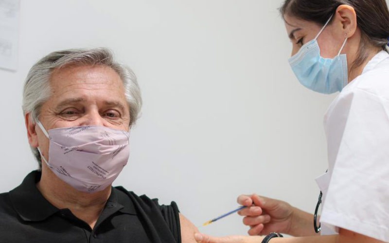 El Presidente Alberto Fernández recibió la primera dosis de Sputnik V | Sociedad