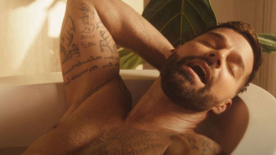 Ricky Martin, al desnudo y de entrecasa en el video de "Otra noche en L.A." | Música