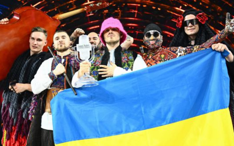 Los ganadores de Eurovisión 2022 vendieron el trofeo y compraron drones para Ucrania | Sociedad