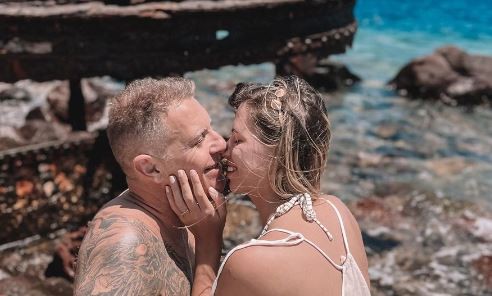 La romántica propuesta de matrimonio de Fantino a su novia a orillas del mar en Grecia | Espectáculos