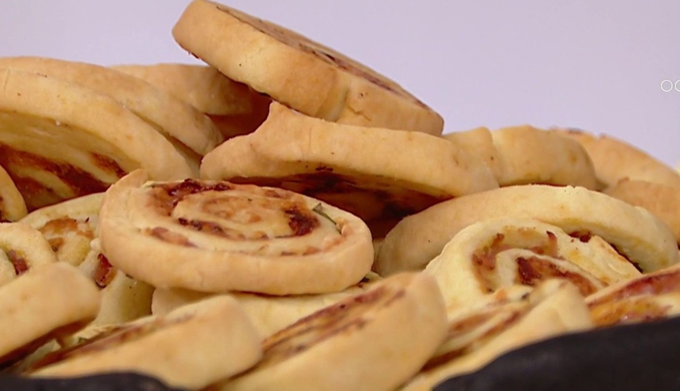 Receta de espirales de masa brissé con alhabaca y jamón | Recetas