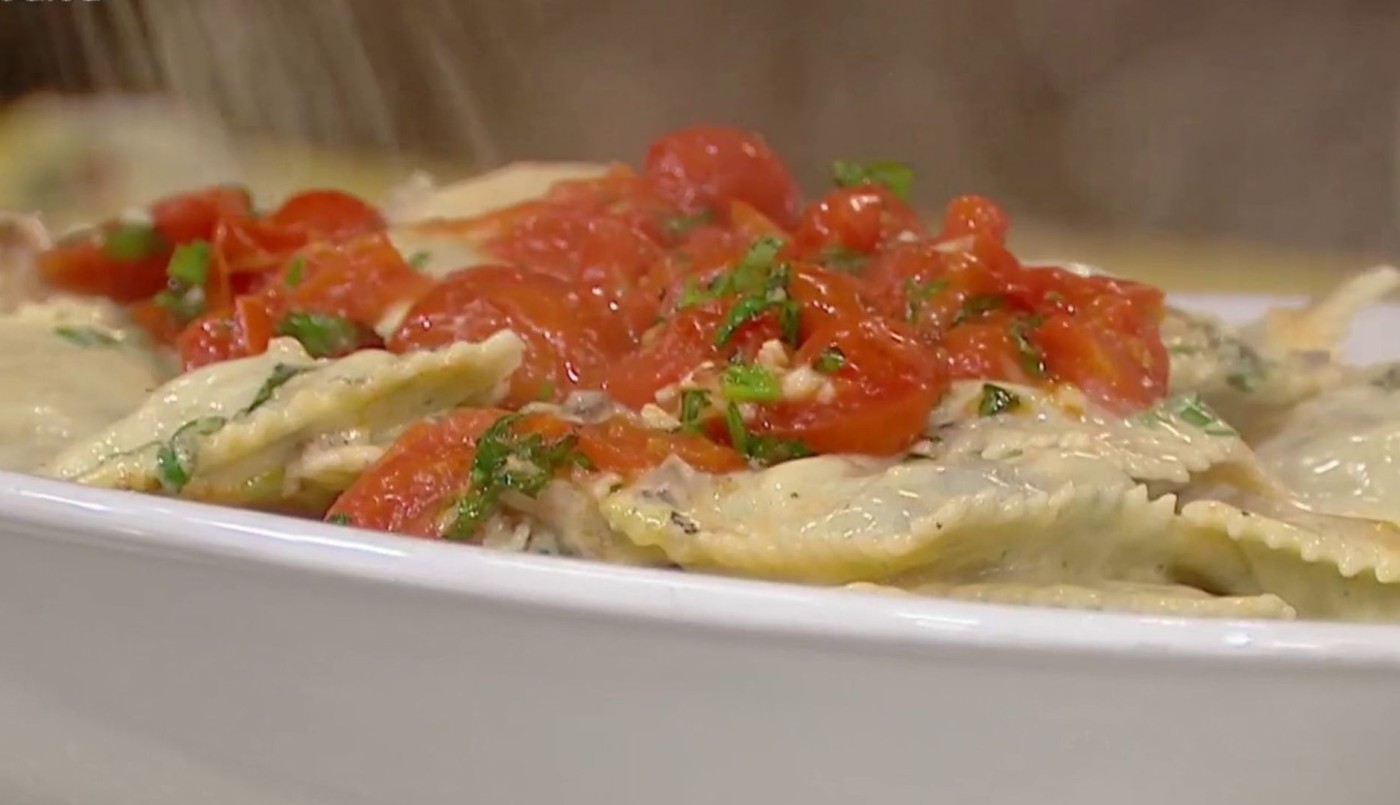 Receta de ravioles de pollo y espinaca con salsa de quesos con verdeo o fondue de tomate | Recetas