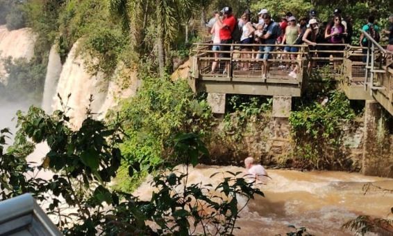 Búsqueda desesperada en las Cataratas del Iguazú: un hombre cayó desde la pasarela del Salto Bosetti | Sociedad