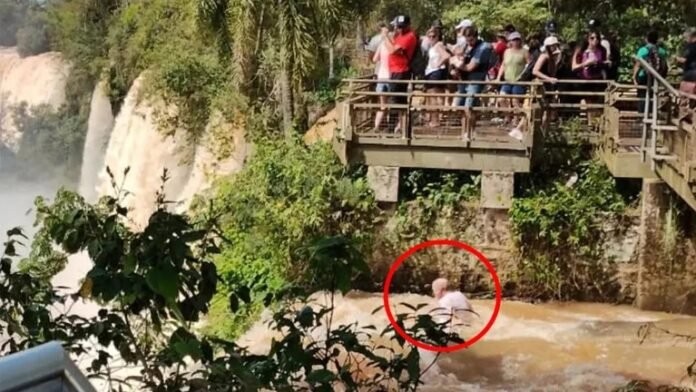 La crecida y el fuerte caudal complican la búsqueda del hombre que cayó a las Cataratas del Iguazú | Sociedad