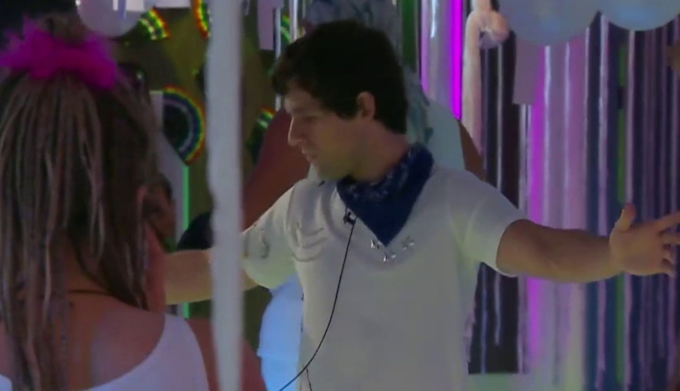 Gran Hermano: Agustín intenta acercarse a sus compañeros en la Fiesta de Blanco | Mejores momentos