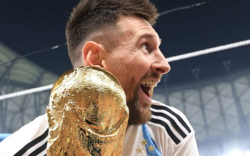 A casa siendo campeón: Messi con la copa desde el avión | Novedades