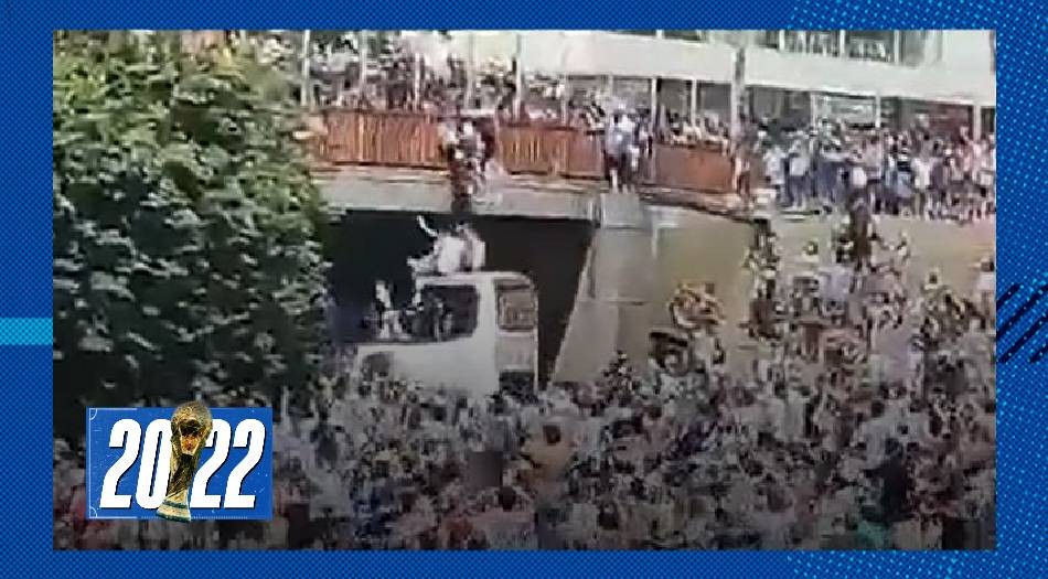 Caravana: dos hinchas se tiraron desde un puente el micro de los campeones | Novedades