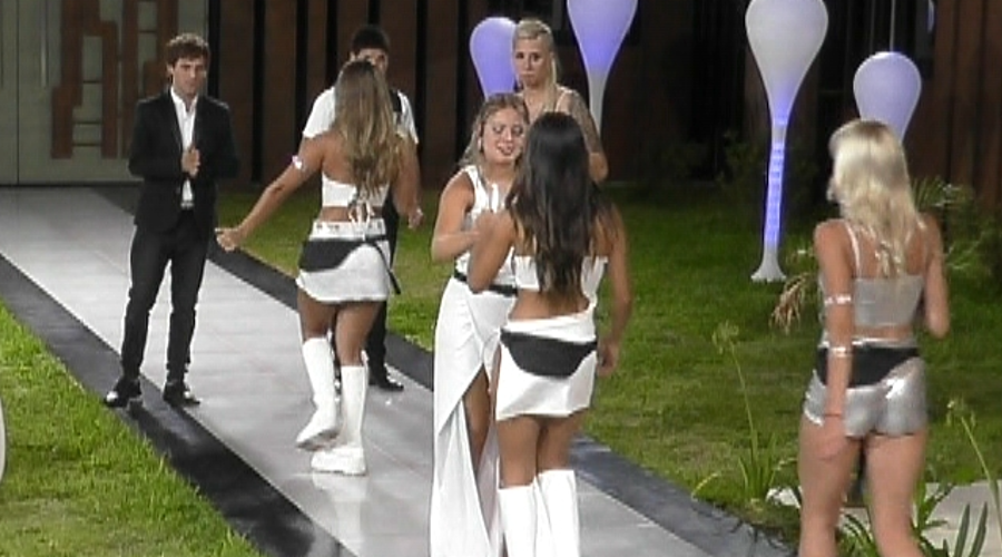 frío saludo Coti Daniela Año Nuevo desubicada mierda | Mejores momentos