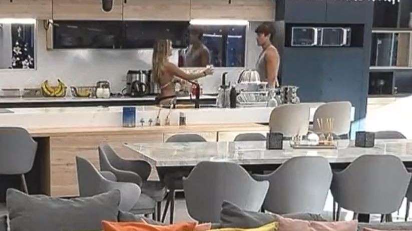 Una diva total: el particular look de Camila para limpiar el baño | Mejores momentos