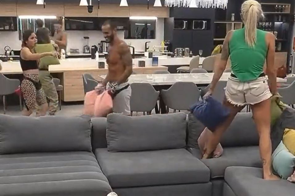 ¡Guerra de almohadas en la casa de Gran Hermano! La divertida noche de los chicos | Mejores momentos