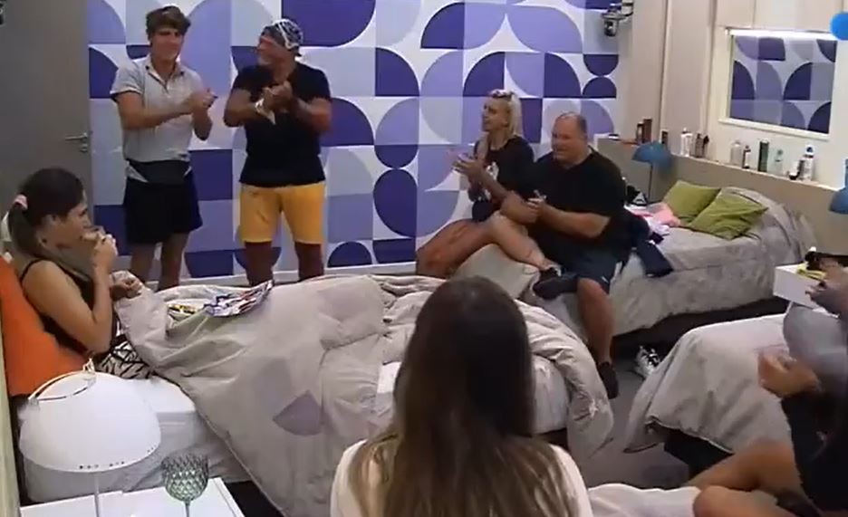 Lluvia y desayuno en la cama: los hermanitos le cantaron el feliz cumple a Romi | Mejores momentos