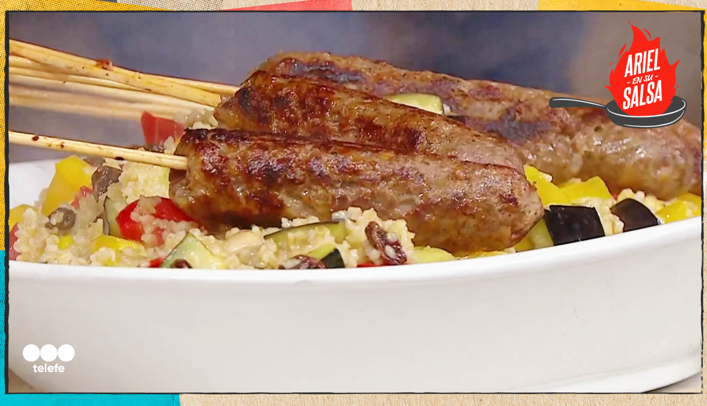 Receta de brochette árabe "shish kebab", salteado con trigo y vegetales | Recetas