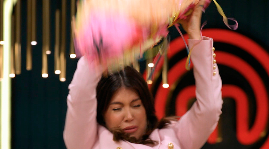 Wanda Nara sufrió divertido blooper vivo piñata | Momentos Imperdibles