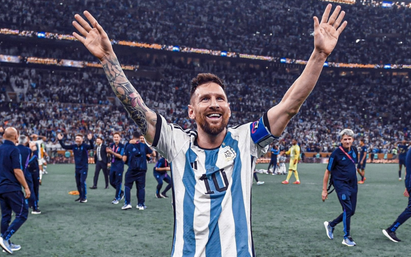 El Monumento a la bandera de Rosario se iluminó para saludar a Leo Messi en su cumpleaños | Novedades