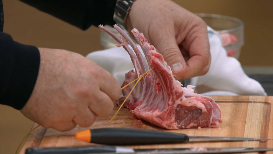Masterclass de Donato para limpiar un rack de cordero | Momentos Imperdibles