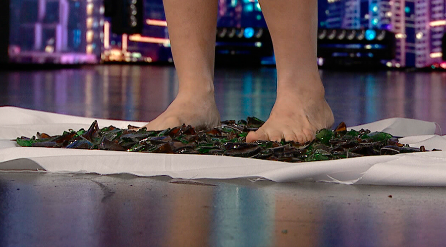 Pisó vidrio descalza en una conmovedora perfomance de circo | Mejores momentos